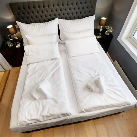 Dinbnb Homes I Historical 1850 House